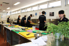 10PC4-Ind-Living-Cooking_03