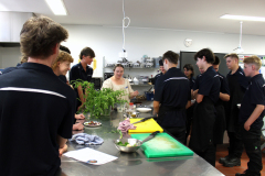 10PC4-Ind-Living-Cooking_09